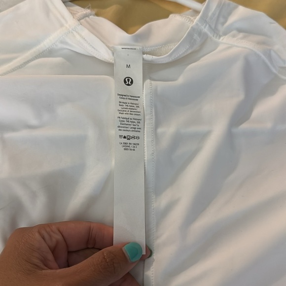 NWT Lululemon Womens Tight Fit Short Sleeve Shirt Cropped Athletic Top Size M - Picture 5 of 5